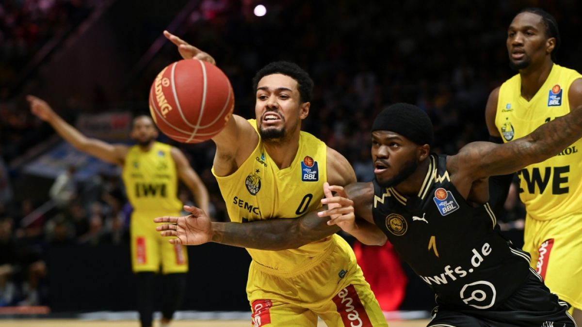 Len Schoormann (l.) im Trikot der EWE Baskets Oldenburg (Archivbild, 2023). (Foto)