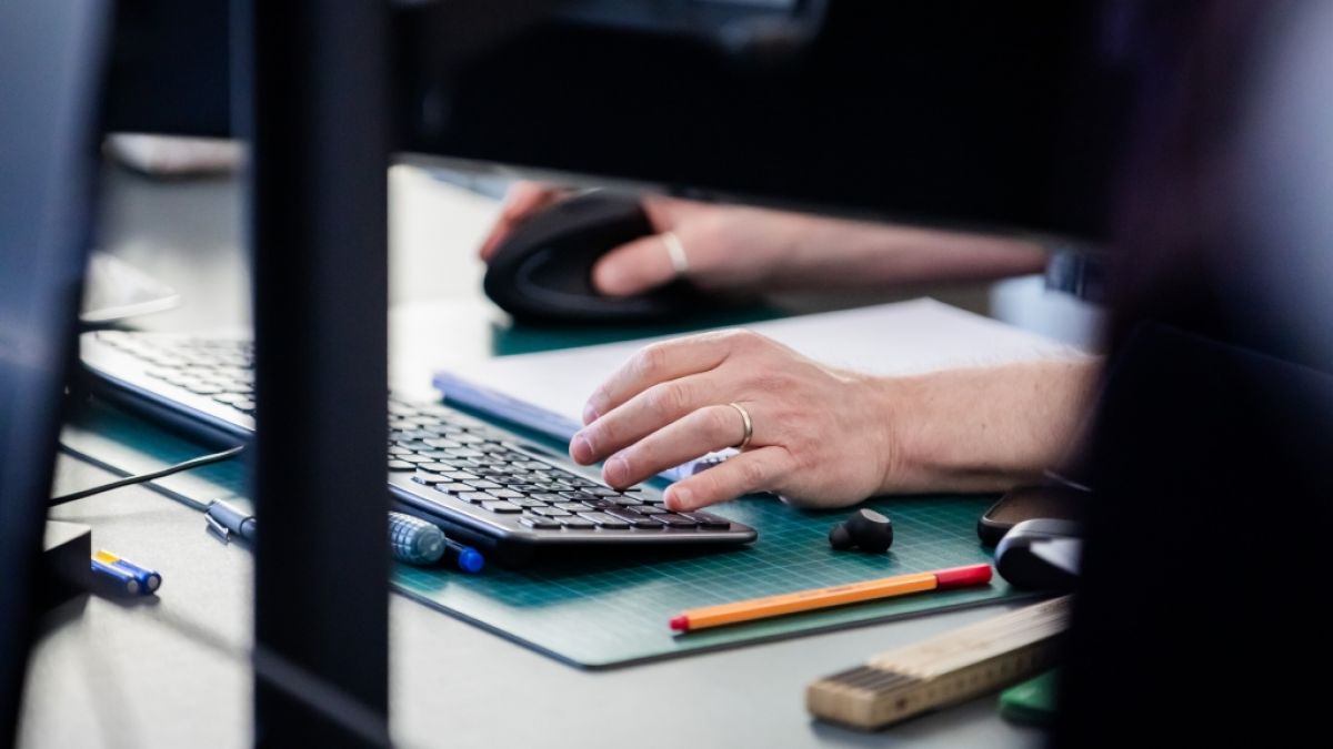 Jeden Tag verbringen die meisten Arbeitnehmer etwa acht Stunden auf der Arbeit - vielen ist auch das eigentlich schon zu lange. (Foto)