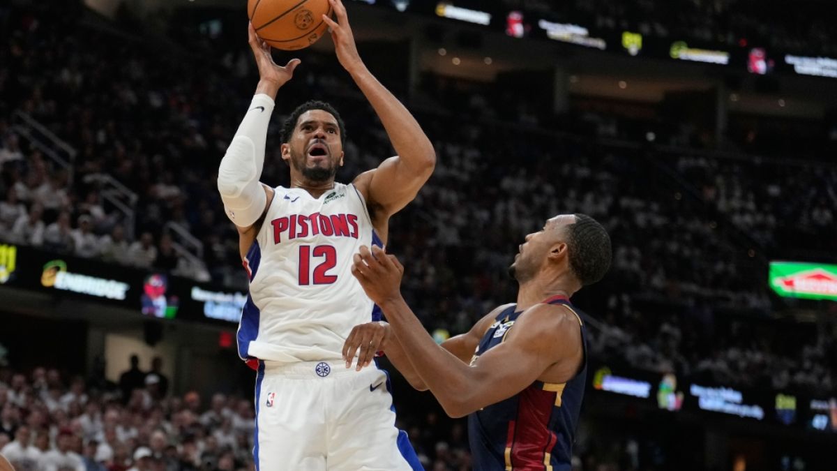 NBA, Cleveland Cavaliers - Detroit Pistons, Play-off-Runde, Eastern Conference, Halbfinale, 4. Tobias Harris (12) von den Detroit Pistons wirft &uuml;ber Evan Mobley (r) von den Cleveland Cavaliers auf den Korb, am 11.05.2026. (Symbolbild) (Foto)