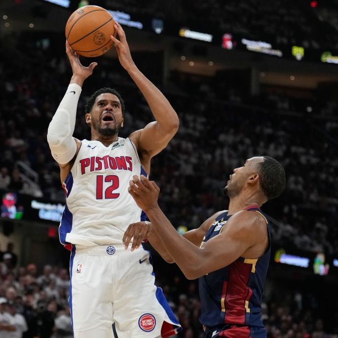 NBA, Cleveland Cavaliers - Detroit Pistons, Play-off-Runde, Eastern Conference, Halbfinale, 4. Tobias Harris (12) von den Detroit Pistons wirft über Evan Mobley (r) von den Cleveland Cavaliers auf den Korb, am 11.05.2026. (Symbolbild)