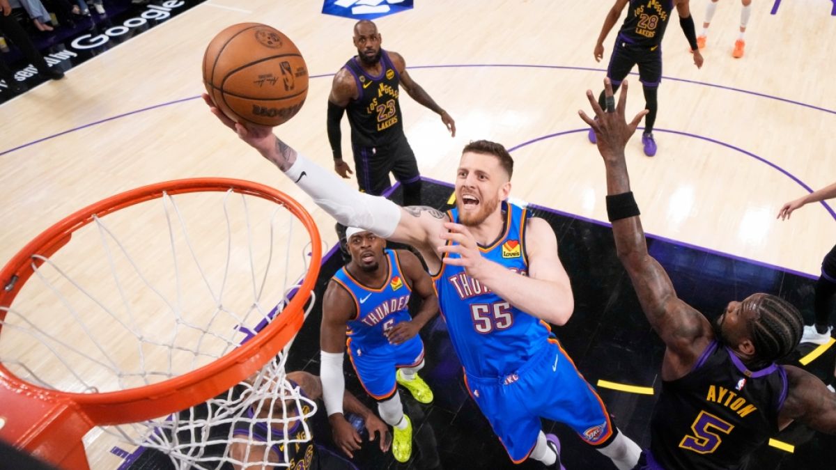 NBA, Lakers -&nbsp; Thunder, Play-off-Runde, Western Conference, Halbfinale, 4. SpOklahoma City Thunder-Center Isaiah Hartenstein (55) wirft auf den Korb, w&auml;hrend Los Angeles Lakers-Center Deandre Ayton (5) verteidigt, vom 11.05.2026. (Symbolbild) (Foto)