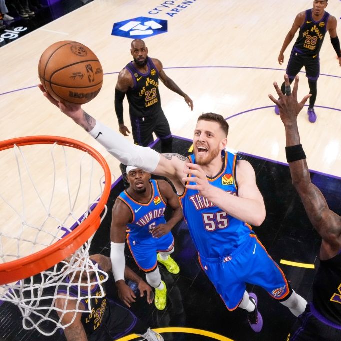 NBA, Lakers -  Thunder, Play-off-Runde, Western Conference, Halbfinale, 4. SpOklahoma City Thunder-Center Isaiah Hartenstein (55) wirft auf den Korb, während Los Angeles Lakers-Center Deandre Ayton (5) verteidigt, vom 11.05.2026. (Symbolbild)
