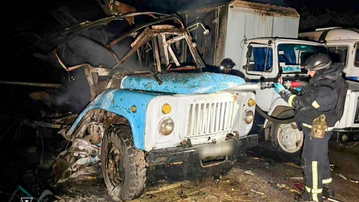 Auf diesem vom ukrainischen Katastrophenschutz via AP zur Verf&uuml;gung gestellten Foto arbeiten Rettungskr&auml;fte daran, einen Brand nach einem russischen Drohnenangriff in der Region Kiew, Ukraine, zu l&ouml;schen, vom 12.05.2026. (Symbolbild) (Foto)