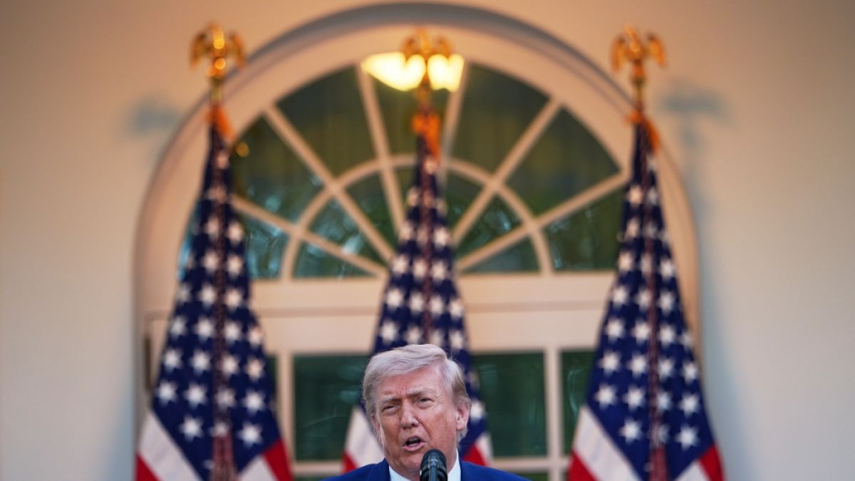 Donald Trump irritiert mit Drohnen-Moment w&auml;hrend einer Rede im Rosengarten. (Foto)