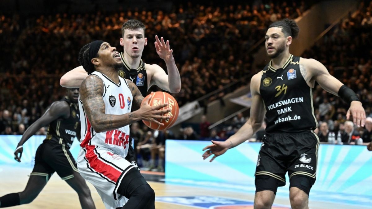 Gavin Schilling (r.) im Trikot der Basketball L&ouml;wen Braunschweig (Archivbild, 2025). (Foto)