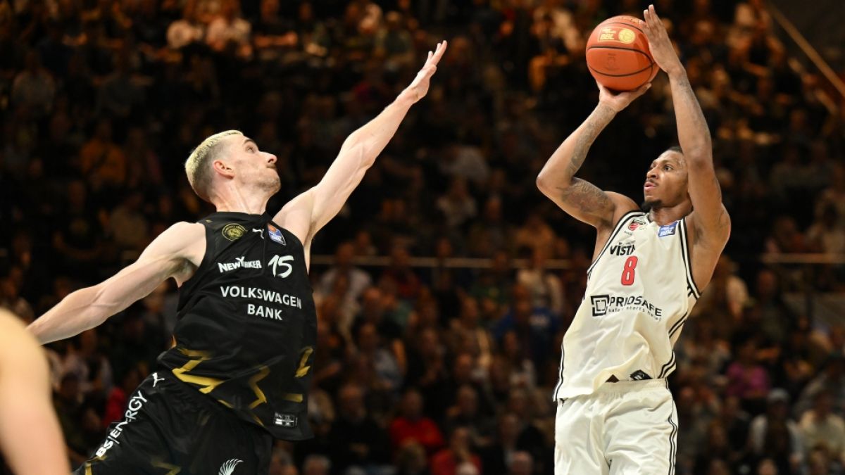 Philipp Hartwich (l.) spielt im Trikot der L&ouml;wen Braunschweig gegen Demarcus Marquette von den Bamberg Baskets (Archivbild, 2025). (Foto)