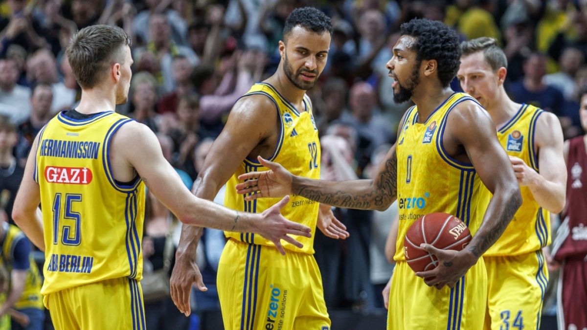 Anton Nufer (3.v.l.) klatscht mit seinen Teamkollegen von ALBA Berlin ab (Archivbild, 2024). (Foto)