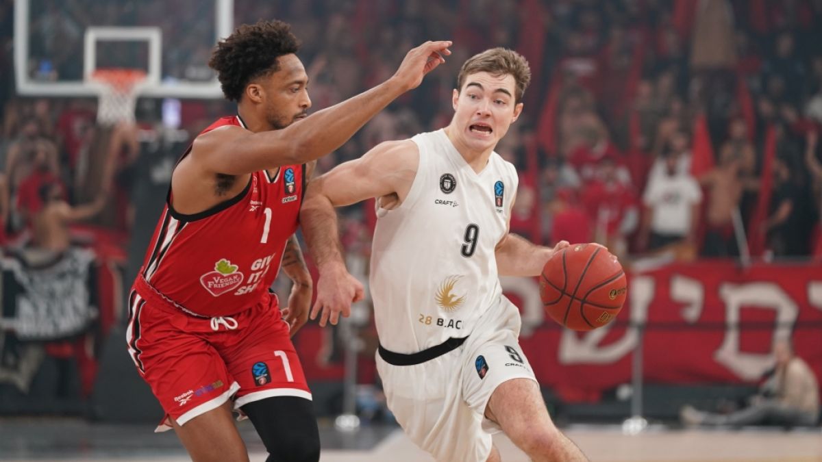 JP Tokoto (l.) im Trikot von Hapoel Tel Aviv (Archivbild, 2022). (Foto)