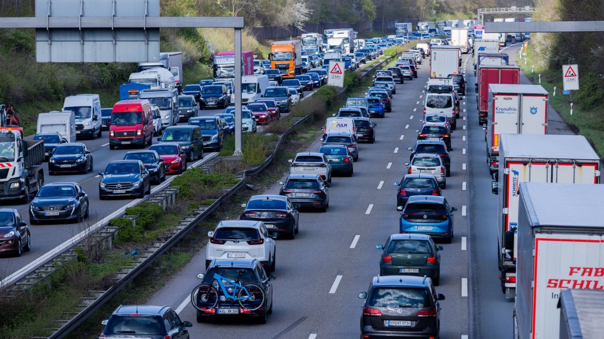Wer am langen Wochenende nach Christi Himmelfahrt mit dem Auto unterwegs ist, muss sich auf einigen Autobahnen auf erh&ouml;hte Stau-Gefahr gefasst machen. (Foto)