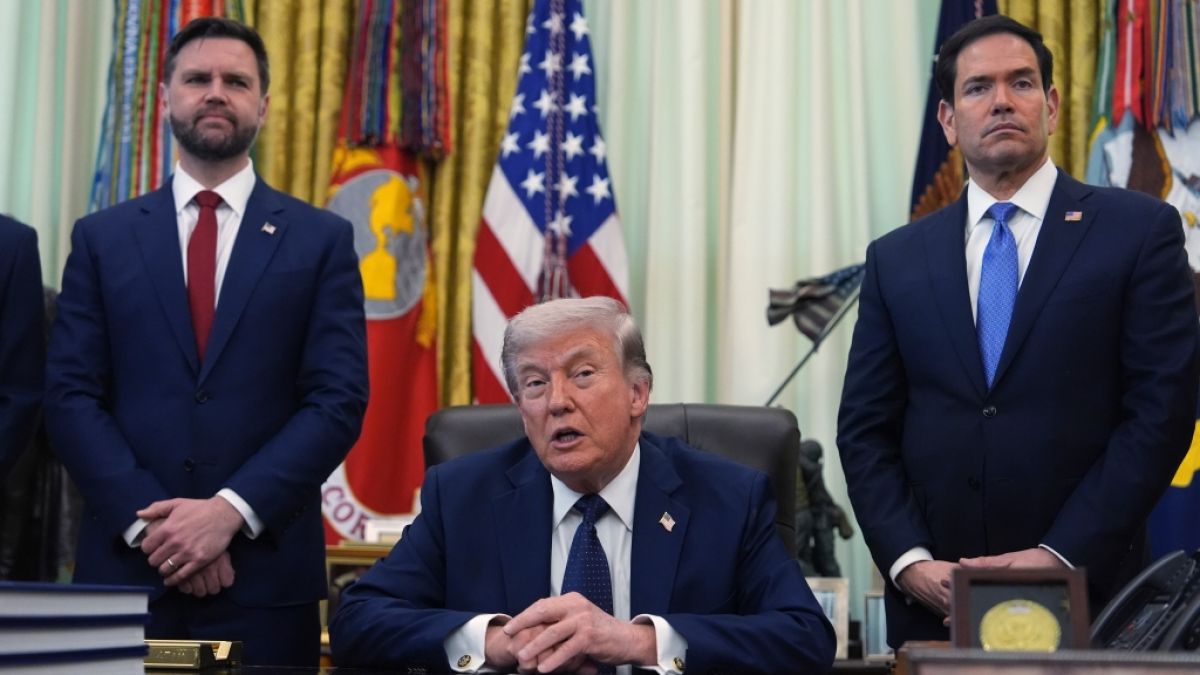 Donald Trump umringt von J.D. Vance (li.) und US-Au&szlig;enminister Marco Rubio (re.). (Foto)