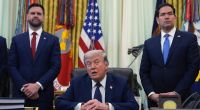 Donald Trump umringt von J.D. Vance (li.) und US-Außenminister Marco Rubio (re.).