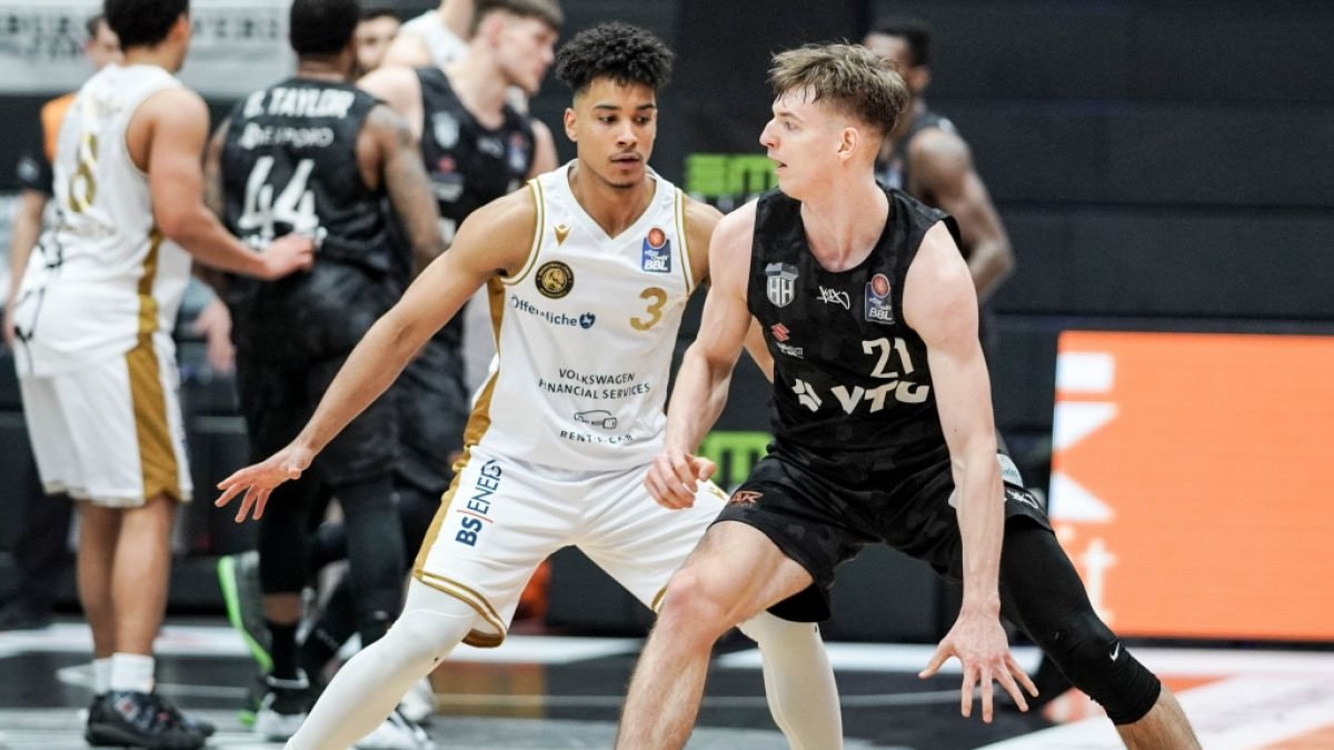 Garai Zeeb (l.) im Trikot der Basketball L&ouml;wen Braunschweig (Archivbild, 2021). (Foto)
