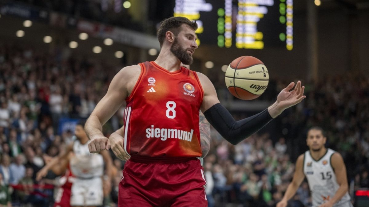 Leon Kratzer jongliert den Ball (Archivbild, 2025). (Foto)