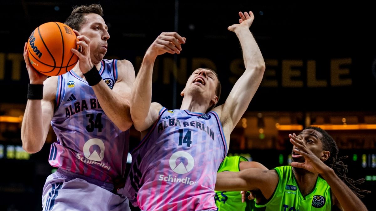 Martynas Echodas (r.) im Trikot von ALBA Berlin (Archivbild, 2026). (Foto)
