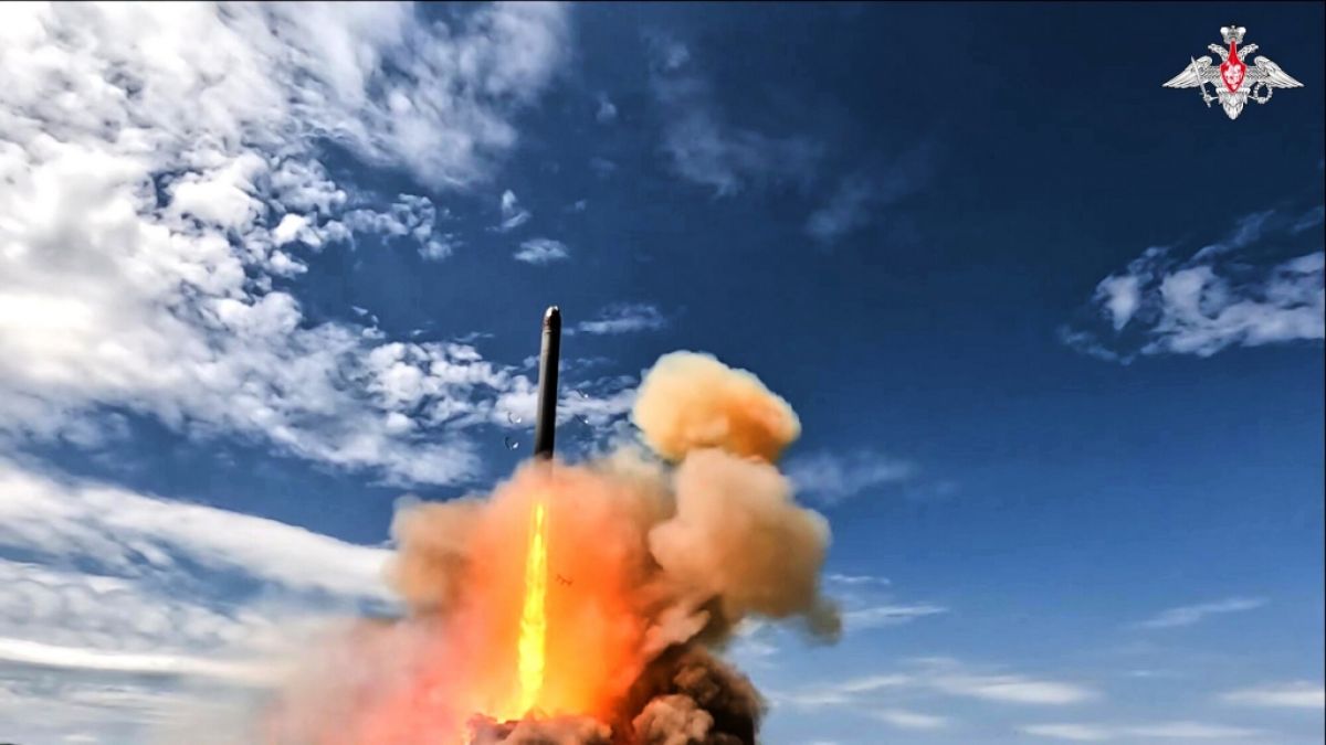 Auf diesem Bild, das aus einem vom Pressedienst des russischen Verteidigungsministeriums am Dienstag, den 12. Mai 2026, wird die neue russische Interkontinentalrakete Sarmat an einem nicht n&auml;her bezeichneten Ort in Russland getestet. (Symbolbild) (Foto)