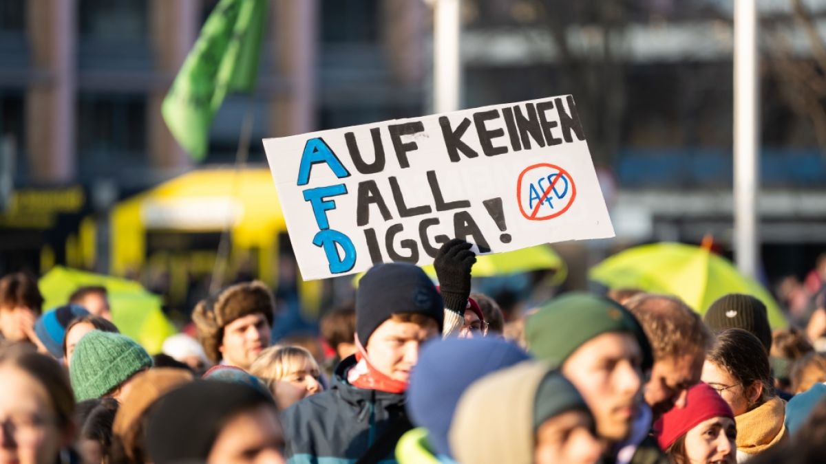 Gegen die menschen- und demokratieverachtende Politik der AfD gehen auch im Juni 2026 wieder bundesweit Menschen bei Demonstrationen auf die Stra&szlig;e. (Foto)