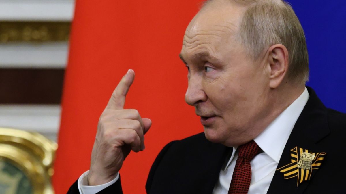 Die hartn&auml;ckigen Ger&uuml;chte, Wladimir Putin lasse sich von Doppelg&auml;ngern in der &Ouml;ffentlichkeit vertreten, haben nach einem Treffen des Kreml-Chefs mit seiner fr&uuml;heren Lehrerin erneut Fahrt aufgenommen. (Foto)