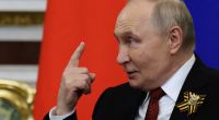 Die hartnäckigen Gerüchte, Wladimir Putin lasse sich von Doppelgängern in der Öffentlichkeit vertreten, haben nach einem Treffen des Kreml-Chefs mit seiner früheren Lehrerin erneut Fahrt aufgenommen.