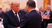 US-Präsident Donald Trump (l) schüttelt dem chinesischen Präsidenten Xi Jinping während eines Staatsdinners in der Großen Halle des Volkes die Hand.