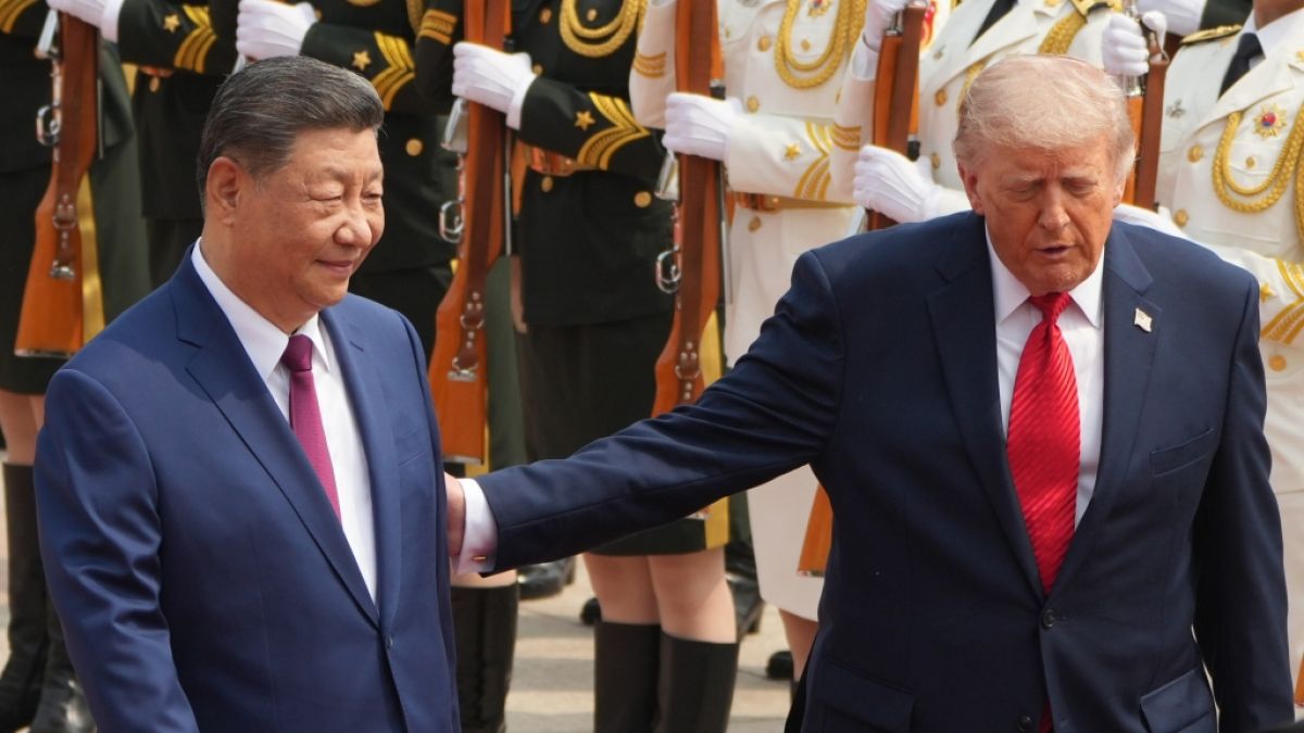 Die zahlreichen Treppen vor&nbsp;der Gro&szlig;en Halle des Volkes&nbsp;wurden f&uuml;r Donald Trump zur Herausforderung. (Foto)