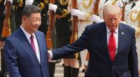 Die zahlreichen Treppen vor der Großen Halle des Volkes wurden für Donald Trump zur Herausforderung.