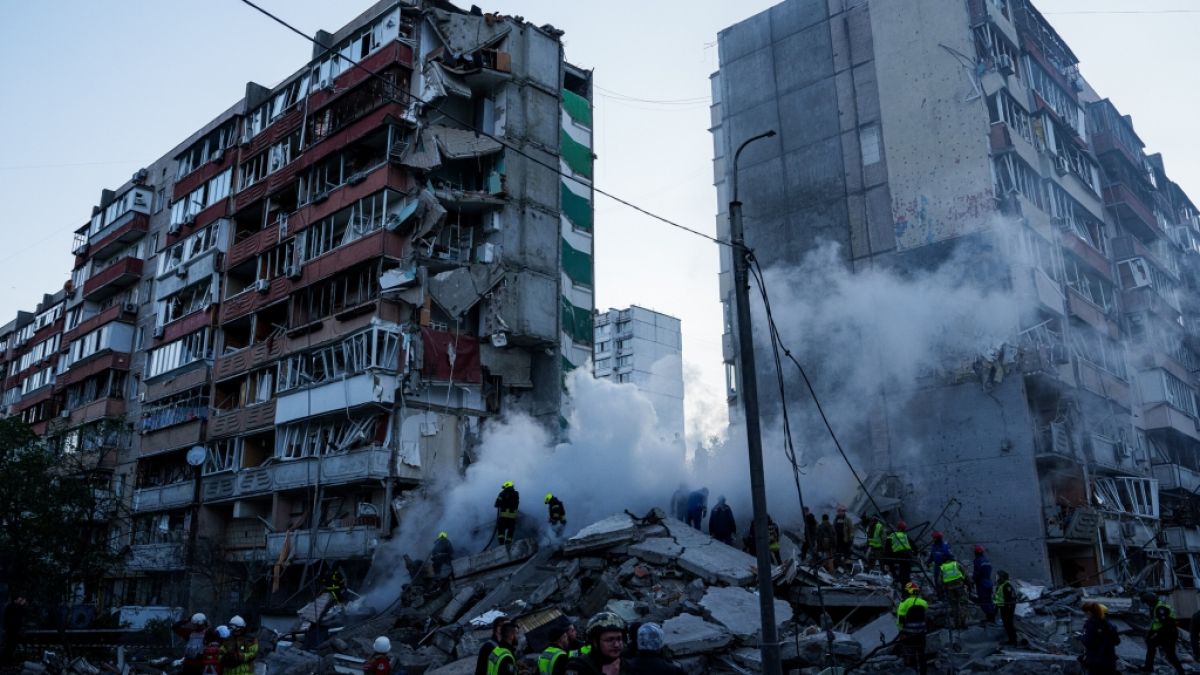 Rettungskr&auml;fte beseitigen die Tr&uuml;mmer eines Hauses, das nach einem russischen Angriff auf ein Wohnviertel schwer besch&auml;digt wurde (Aufnahme vom 14.05.2026). (Foto)
