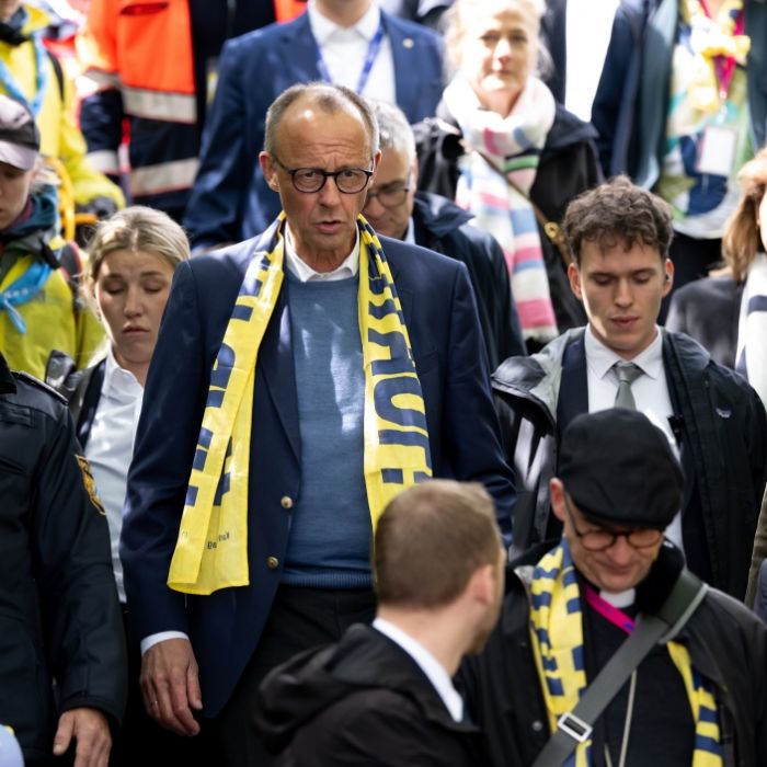 Kanzler-Auftritt endet in lautstarken Protesten und Buhrufen
