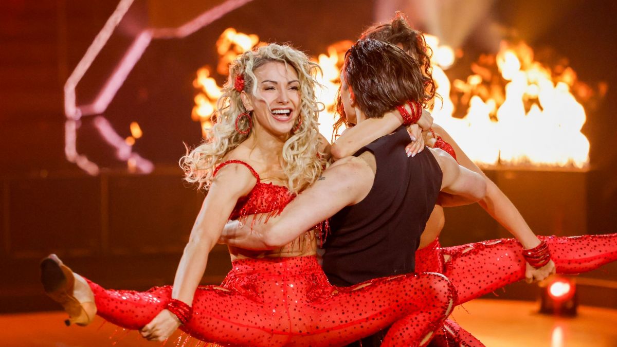 S&auml;ngerin Anna-Carina Woitschack und Profit&auml;nzer Evgeny Vinokurov tanzen gemeinsam mit Ekaterina Leonova in der RTL-Tanzshow "Let's Dance" im Coloneum auf der B&uuml;hne. (Foto)