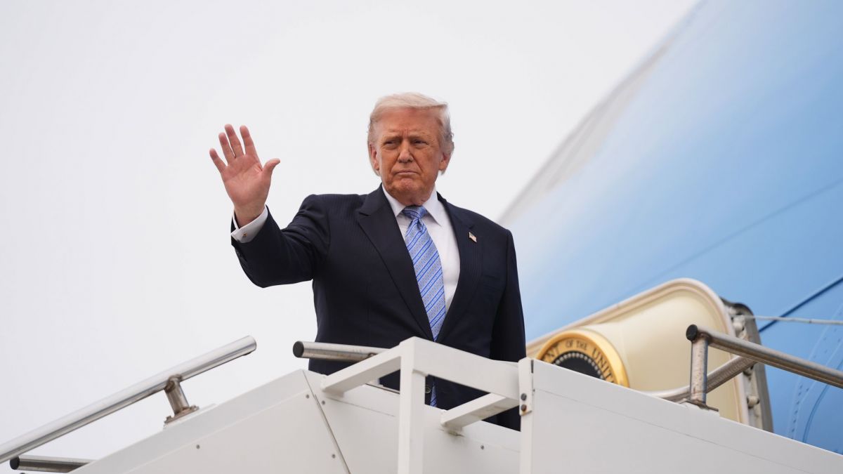 US-Pr&auml;sident Donald Trump winkt, als er am Beijing Capital International Airport in die Air Force One einsteigt. (Foto)