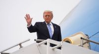 US-Präsident Donald Trump winkt, als er am Beijing Capital International Airport in die Air Force One einsteigt.