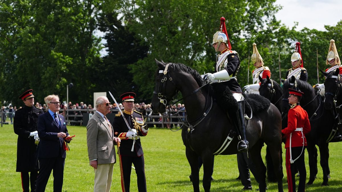 K&ouml;nig Charles verleiht einen Preis: Bei der Pferde-Show in Windsor ist ein Soldat gestorben. (Foto)