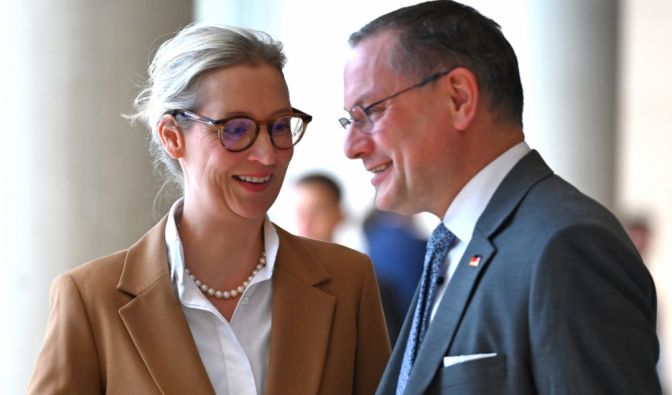 Weidel-Partei überholt Union - neuer Tiefpunkt für Kanzler Merz AfD knackt Umfrage-Rekord