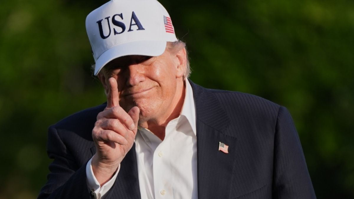 Statt zur Gebetsrunde ging Donald Trump lieber golfen. (Foto)