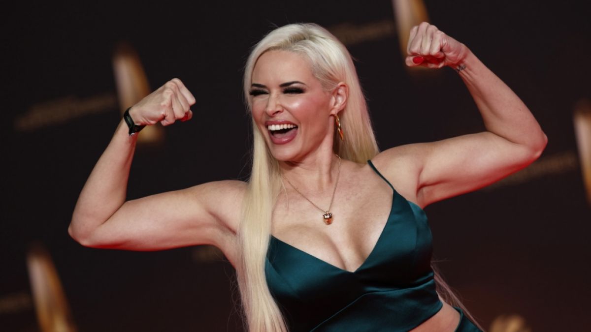 Daniela Katzenberger zeigt stolz ihre Muckies. (Foto)