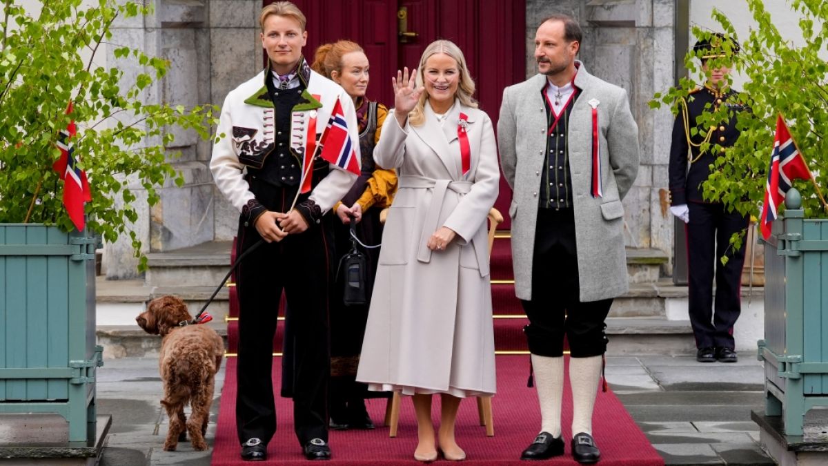 Mit einem Sauerstoffger&auml;t an der Nase und sichtbaren Atemproblemen trotzte Kronprinzessin Mette-Marit am norwegischen Nationalfeiertag ihrer schweren Lungenerkrankung. (Foto)