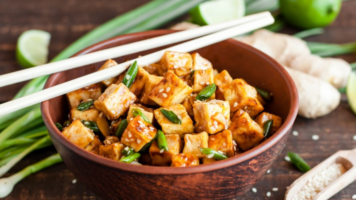 Tofu ist der perfekte Protein-Lieferant f&uuml;r Veganer - aber auch Fleischesser k&ouml;nnen von ihm profitieren. (Foto)