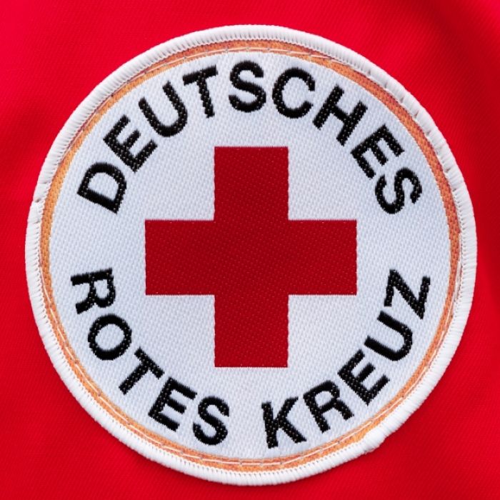 Ein Aufnäher mit dem Logo des Deutschen Roten Kreuzes (DRK).