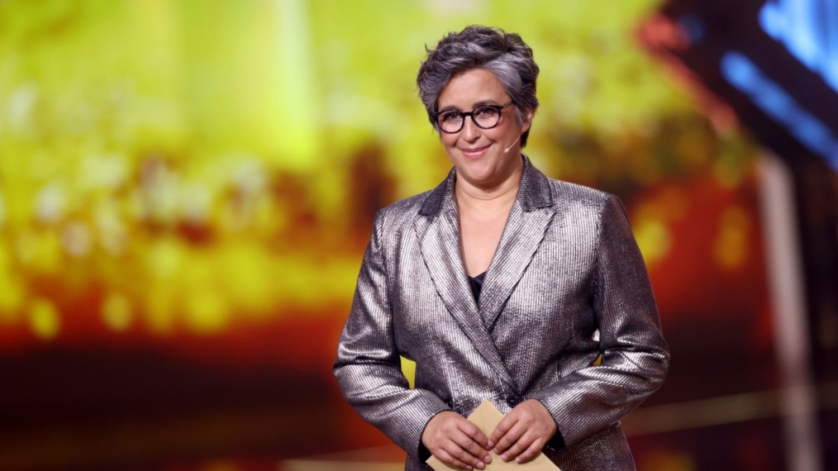 Moderatorin Shakuntala Banerjee steht bei der Verleihung des Deutschen Fernsehpreises auf der B&uuml;hne. (Foto)