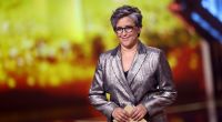 Moderatorin Shakuntala Banerjee steht bei der Verleihung des Deutschen Fernsehpreises auf der Bühne.