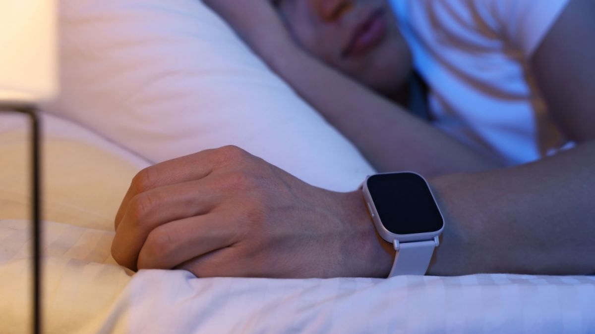 Mithilfe von Smartwatches lassen sich bestimmte Schlafmuster erkennen. Doch oft mangelt es beim Tracking an Genauigkeit. (Foto)