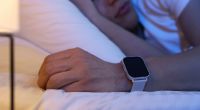 Mithilfe von Smartwatches lassen sich bestimmte Schlafmuster erkennen. Doch oft mangelt es beim Tracking an Genauigkeit.