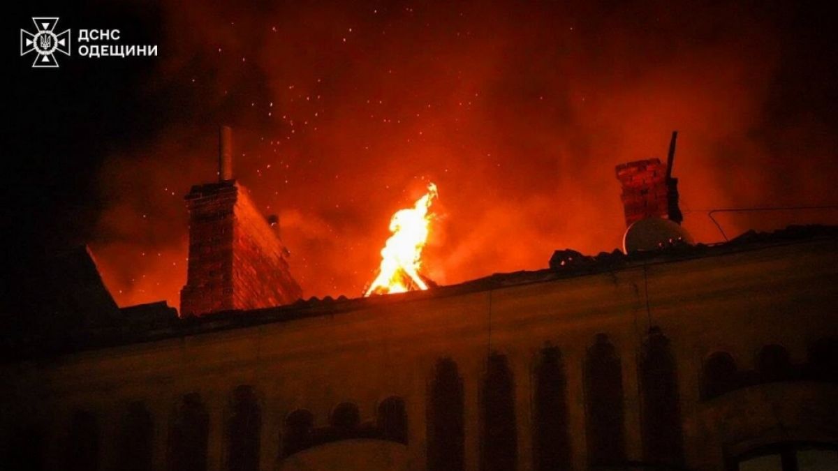 Auf diesem vom ukrainischen Katastrophenschutz zur Verf&uuml;gung gestellten Foto ist ein brennendes Geb&auml;ude nach einem Angriff zu sehen (Foto vom 18.05.2026). (Foto)