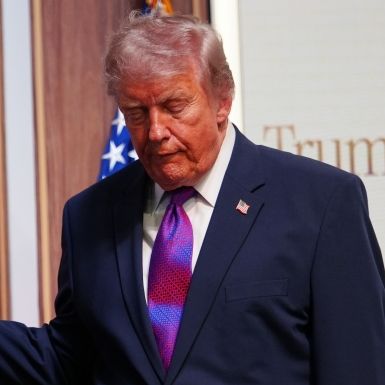 US-Präsident kann nicht wach bleiben - im Stehen zieht es ihm die Augen zu