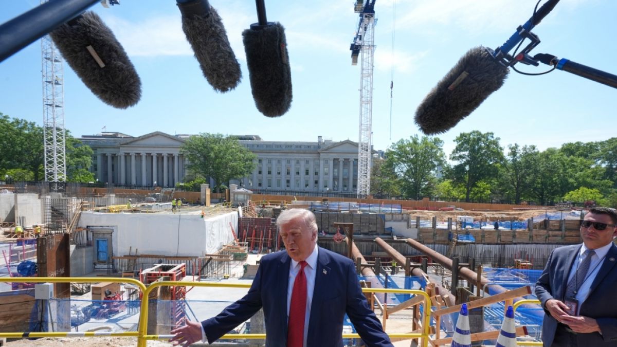 Donald Trump spricht mit Journalisten bei der Besichtigung der Baustelle f&uuml;r den geplanten Ballsaal vor dem Wei&szlig;en Haus. (Foto)