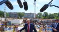 Donald Trump spricht mit Journalisten bei der Besichtigung der Baustelle für den geplanten Ballsaal vor dem Weißen Haus.