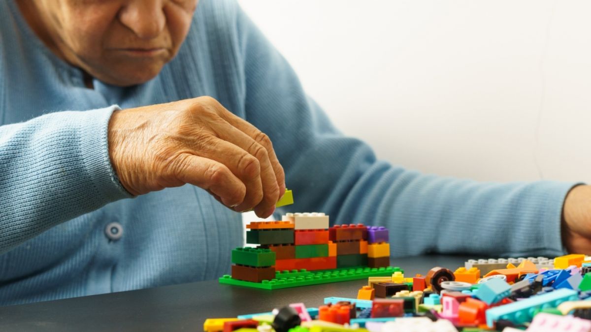 Spielen, kreative T&auml;tigkeiten und soziale Interaktionen k&ouml;nnen helfen, das Fortschreiten der Erkrankung zu verlangsamen. (Foto)