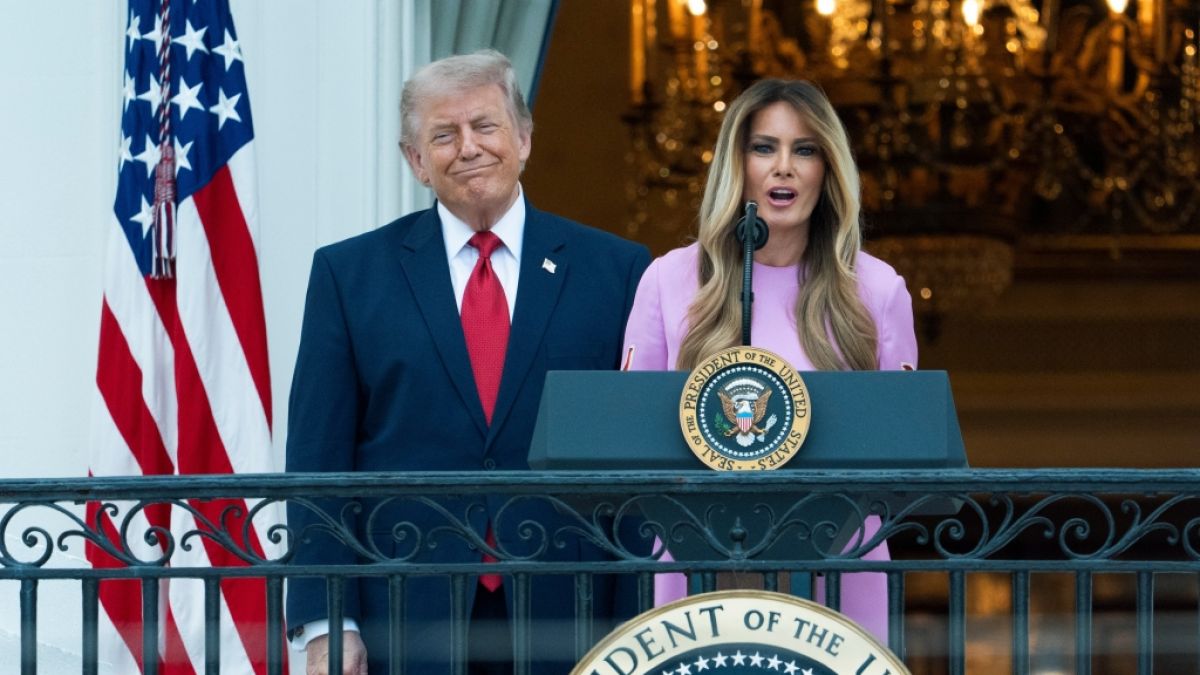 US-Pr&auml;sident Donald Trump h&ouml;rt zu, w&auml;hrend First Lady Melania Trump zu den Teilnehmern des Kongresspicknicks auf dem South Lawn im Wei&szlig;en Haus spricht. (Foto)