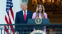 US-Präsident Donald Trump hört zu, während First Lady Melania Trump zu den Teilnehmern des Kongresspicknicks auf dem South Lawn im Weißen Haus spricht.