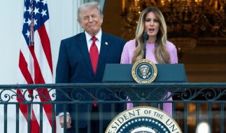US-Präsident Donald Trump hört zu, während First Lady Melania Trump zu den Teilnehmern des Kongresspicknicks auf dem South Lawn im Weißen Haus spricht.