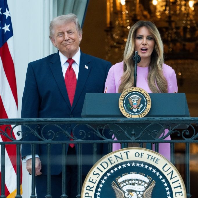 US-Präsident Donald Trump hört zu, während First Lady Melania Trump zu den Teilnehmern des Kongresspicknicks auf dem South Lawn im Weißen Haus spricht.